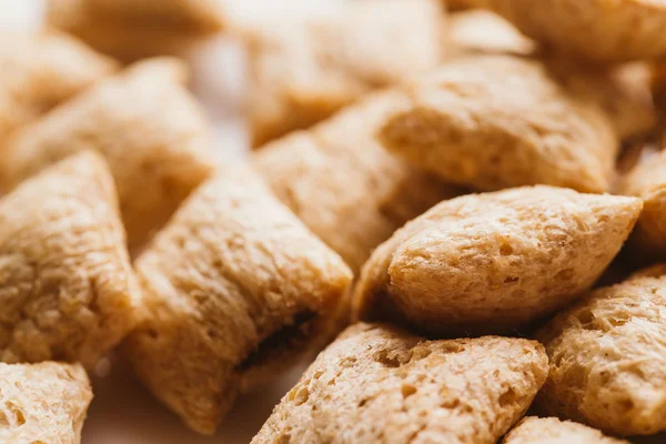 Mısır gevreği yastıklar üzerinde beyaz arka plan doldurarak çikolata ile