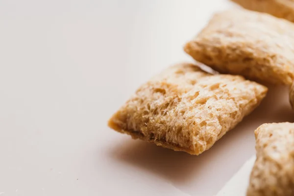 Mısır gevreği yastıklar üzerinde beyaz arka plan doldurarak çikolata ile