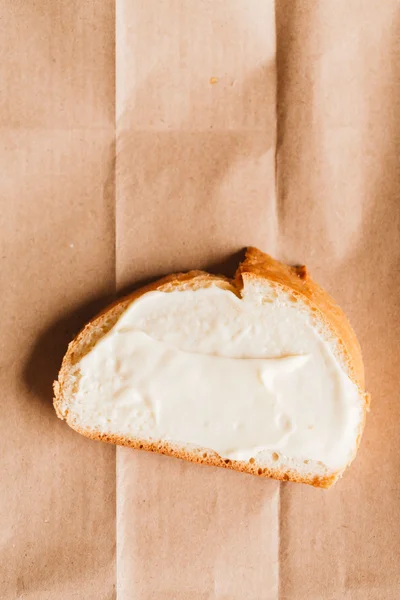 sandviç ile hafif kağıt üzerinde krem peynirli yakın çekim