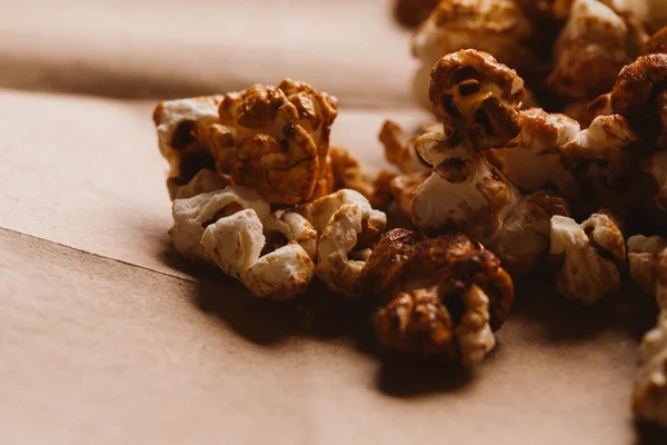 ışık kağıt üzerinde tatlı karamelli patlamış mısır yakın çekim