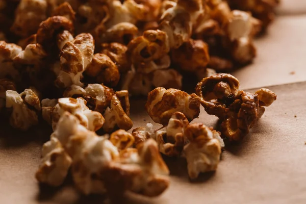 ışık kağıt üzerinde tatlı karamelli patlamış mısır yakın çekim