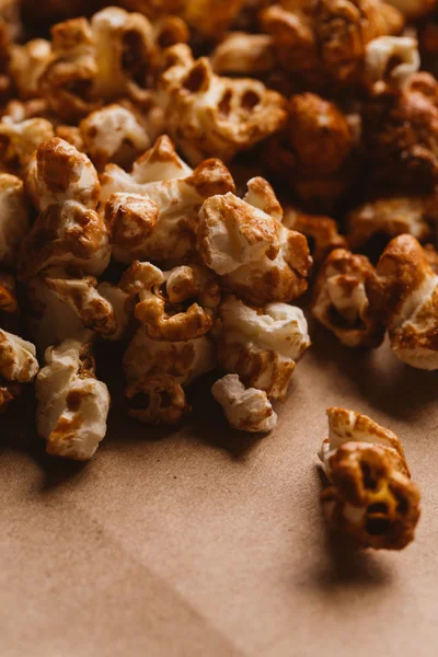 ışık kağıt üzerinde tatlı karamelli patlamış mısır yakın çekim