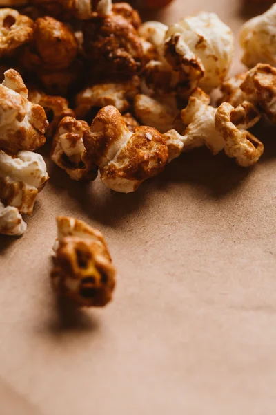 ışık kağıt üzerinde tatlı karamelli patlamış mısır yakın çekim