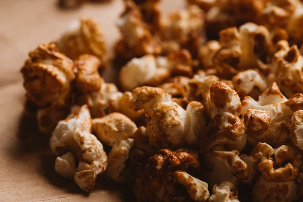 ışık kağıt üzerinde tatlı karamelli patlamış mısır yakın çekim