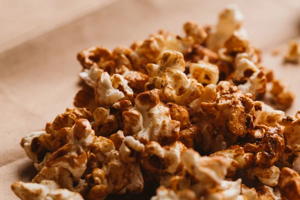 ışık kağıt üzerinde tatlı karamelli patlamış mısır yakın çekim