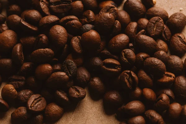 ışık kağıt üzerinde koyu kahve çekirdekleri yakın çekim