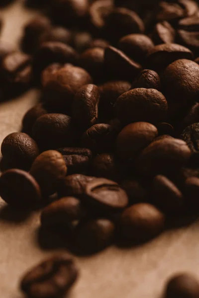 ışık kağıt üzerinde koyu kahve çekirdekleri yakın çekim