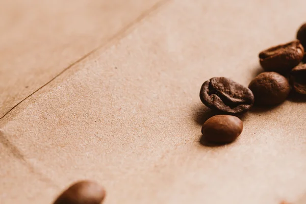 ışık kağıt üzerinde koyu kahve çekirdekleri yakın çekim