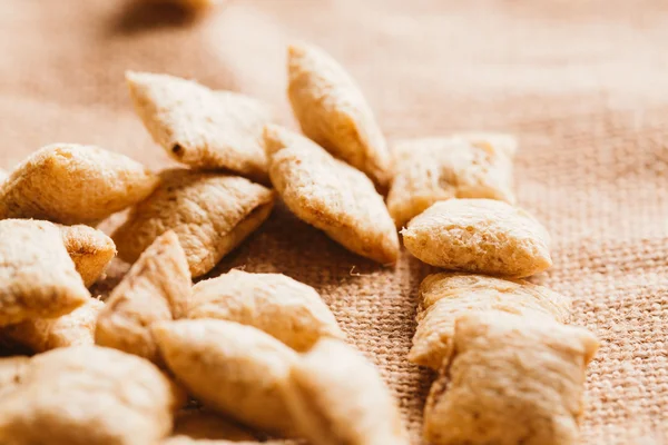 Mısır gevreği yastıklar üzerinde çul arka plan doldurarak çikolata ile