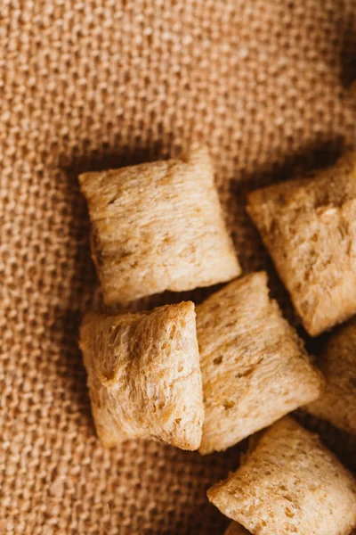 Mısır gevreği yastıklar üzerinde çul arka plan doldurarak çikolata ile