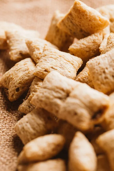 Mısır gevreği yastıklar üzerinde çul arka plan doldurarak çikolata ile