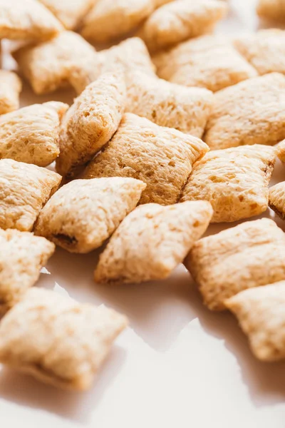 Mısır gevreği yastıklar üzerinde beyaz arka plan doldurarak çikolata ile