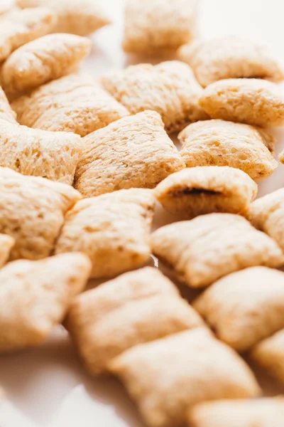 Mısır gevreği yastıklar üzerinde beyaz arka plan doldurarak çikolata ile