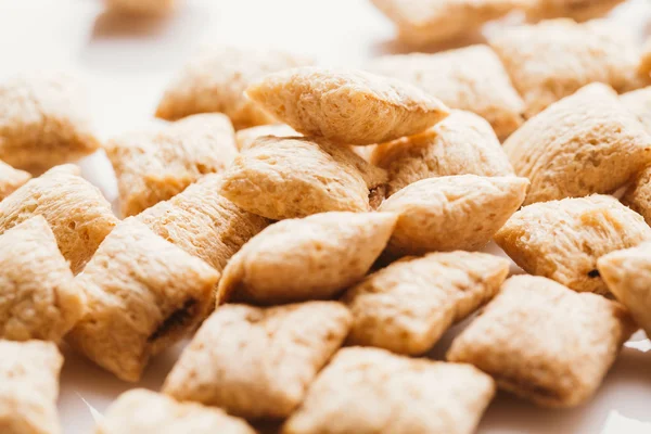 Mısır gevreği yastıklar üzerinde beyaz arka plan doldurarak çikolata ile