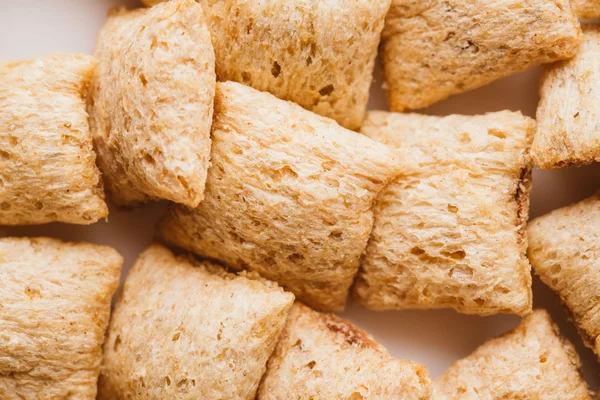 Mısır gevreği yastıklar üzerinde beyaz arka plan doldurarak çikolata ile