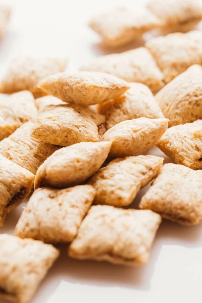 Mısır gevreği yastıklar üzerinde beyaz arka plan doldurarak çikolata ile