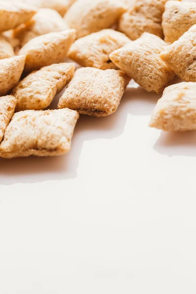 Mısır gevreği yastıklar üzerinde beyaz arka plan doldurarak çikolata ile