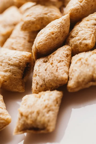 Mısır gevreği yastıklar üzerinde beyaz arka plan doldurarak çikolata ile