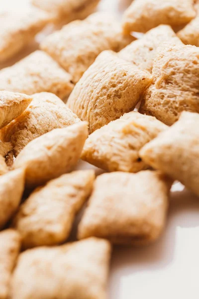 Mısır gevreği yastıklar üzerinde beyaz arka plan doldurarak çikolata ile