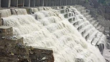 Hindistan 'da baraj yakınlarında güçlü su akıntısı. Yüksek kalite 4k görüntü