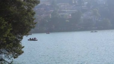 Dağ Arkaplanlı Tekneler Sürükleniyor. Yüksek kalite 4k görüntü