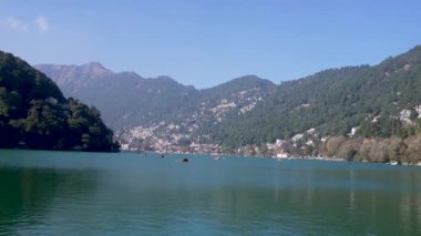 Nehir Dağ Köyü 'nden akıyor. Yüksek kalite 4k görüntü