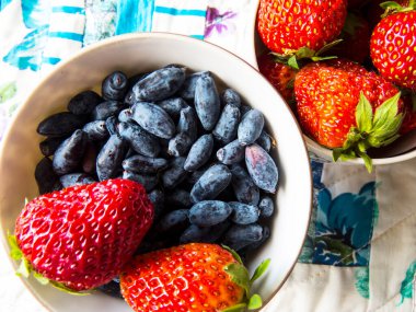 Çilekli güzel bir fotoğraf, hanımeli. Doğal arka plan. Yaz günü..