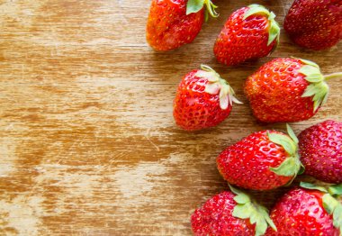 Ahşap arka planda çilek.