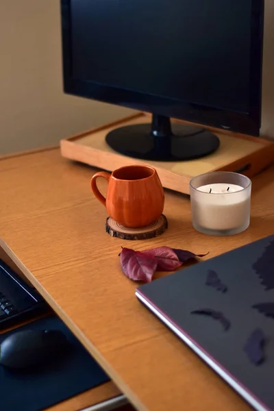 Sonbahar şenlik atmosferinde ofis masası