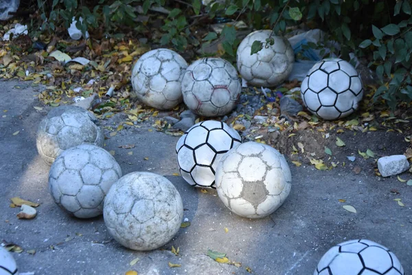 Sönmüş eski futbol topları betona atıldı.