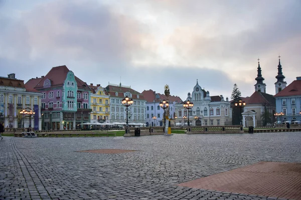 Romanya 'nın Timioara kentindeki Piaa Unirii Meydanı' nda bir akşam