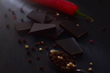 Biberli, baharatlı çikolata.