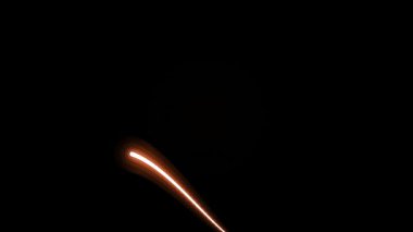 Gece gökyüzünde hızla ilerleyen meteorlar.