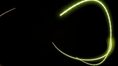 Parlayan Neon Işık İzleri Karanlıkta.