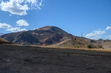 Türkiye 'nin kuzeydoğusundaki Gürcistan sınırı yakınlarındaki güzel dağ manzarası. Kayalık tepeleri, temiz havası ve parlak mavi gökyüzü olan huzurlu bir doğa..