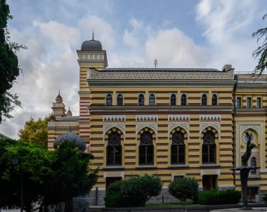 Tiflis Opera ve Bale Tiyatrosu. Rustaveli Bulvarı 'ndaki Moorish tarzında muhteşem bir bina. Gürcü mimari ve kültürünün ana sembollerinden biri..