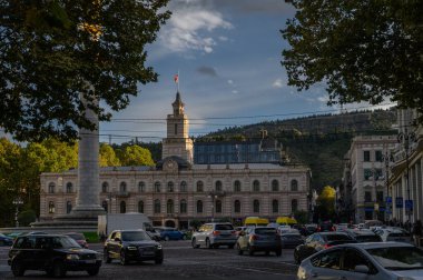 Aziz George Anıtı ve Belediye Binası ile Tiflis 'teki Özgürlük Meydanı' nın panoramik manzarası. Şehir merkezi, mimari ve Georgias başkentinin canlı atmosferi.