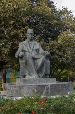 Tiflis 'teki tanınmış Gürcü tarihçi ve arkeolog Emmanuel Takaishvili anıtı. Heykel, Gürcistan tarihi çalışmalarına akademisyen katkısını simgeliyor..