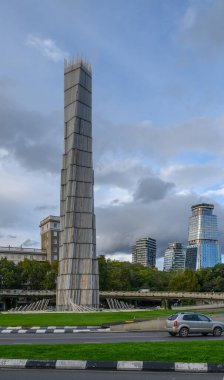 Tiflis 'teki Kahramanlar Meydanı' nın panoramik manzarasında Gürcistan 'da özgürlük ve toprak bütünlüğü için ölen kahramanlara adanmış bir anıt var..