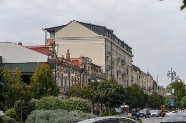 Geleneksel ahşap balkonları ve oyulmuş korkulukları olan Tiflis 'teki eski evlerin cepheleri. Eski Georgia şehrinin mimarisi..