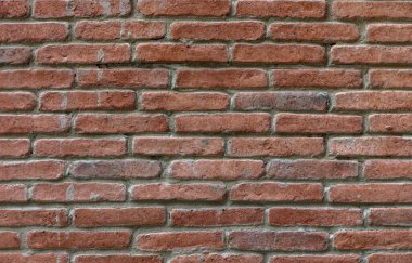 Düz olmayan ve zamanın izlerini taşıyan eski bir kırmızı tuğla duvarın arka planı. Tasarım, doku ve mimari projeler için mükemmel..