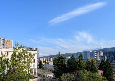 Saburtalo, Tiflis 'teki yüksek binaların panoramik manzarası. Mavi gökyüzü altında modern apartmanlar ve yoğun kentsel gelişim.