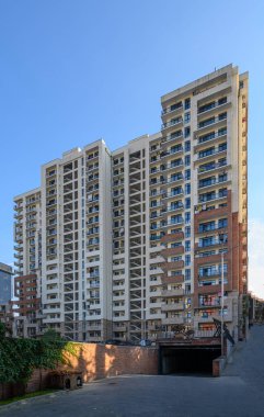 Gürcistan 'ın Tiflis bölgesindeki Saburtalo semtindeki yüksek binaların panoramik manzarası. Açık mavi gökyüzü altında modern konut kompleksleri.