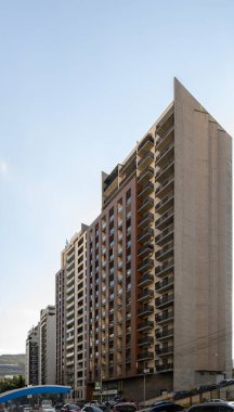 Saburtalo, Tiflis, Gürcistan 'daki yüksek binaların panoramik manzarası. Modern daireler ve yoğun kentsel gelişim.