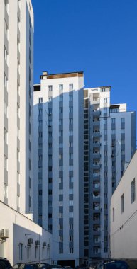 Gürcistan 'ın Tiflis bölgesindeki Saburtalo bölgesinde, arkasında dağlar olan modern yüksek binalar. Yoğun kentsel gelişim ve şehir manzarası.