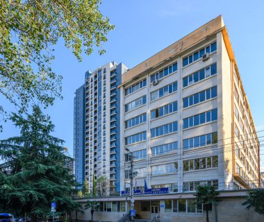 Gürcistan 'ın Tiflis kentindeki Saburtalo semtinde modern apartman binaları ve konutlar. Yoğun kentsel konut ve yeni binaların panoramik manzarası.