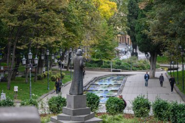 Tiflis 'teki Georgi Leonidze Parkı' nda anıt ve çeşme, yeşil alanlar, yürüyüş yolları ve şehir manzarası, popüler turizm merkezi.
