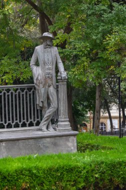 Orta Tiflis 'teki Gürcü sanatçı Lado Gudiashvili anıtı, bronzdan yapılmış, kentsel yeşillik ve turizm alanlarıyla çevrili gerçekçi heykel.
