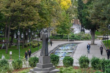 Tiflis 'teki Georgi Leonidze Parkı' nın yeşil alanları anıt ve çeşme, yürüyüş yolları, açık hava eğlencesi ve turistler için kentsel manzara.