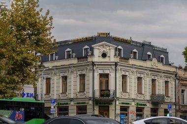 Gürcistan 'ın Tiflis kentindeki dar sokaklar ve tarihi binalar. Geleneksel Gürcistan mimarisi ahşap balkonları, renkli cepheleri ve rahat şehir atmosferiyle.